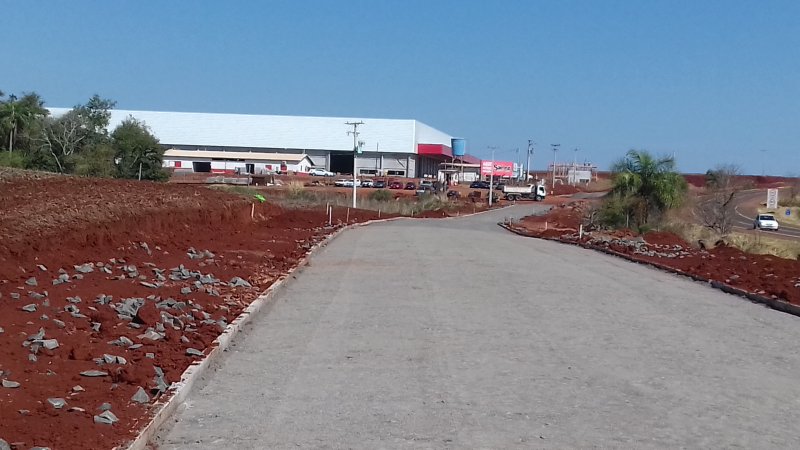 OBRA DE PAVIMENTAÇÃO DE VIA LATERAL A BR 472 ESTÁ MAIS DE 75% CONCLUÍDA.